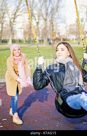 Due ragazzi appendere fuori al parco giochi Foto Stock