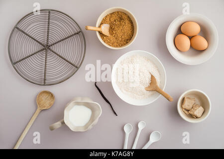 Flatlay raccolta di strumenti e di ingredienti per prodotti da forno su sfondo grigio chiaro shot dal di sopra Foto Stock