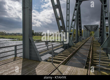 Neuruednitz, Germania. Xiii Sep, 2017. Il europabruecke ponte ferroviario sul fiume Oder presso il tedesco-polacco confine vicino neuruednitz, Germania, 13 settembre 2017. è il più lungo ponte sull'Oder e fu costruita intorno al 1920. Il ponte è stato chiuso a causa di ingenti danni in quanto il mid-2010s. ora la Ue ha reso disponibili fondi per rendere il ponte nuovamente utilizzabili. photo: Patrick pleul/dpa-zentralbild/zb/dpa/alamy live news Foto Stock