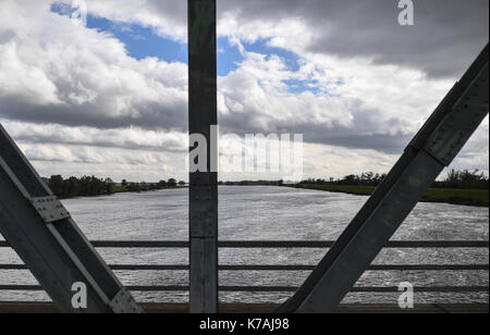 Neuruednitz, Germania. Xiii Sep, 2017. vista dal europabruecke ponte ferroviario sul fiume Oder presso il tedesco-polacco confine vicino neuruednitz, Germania, 13 settembre 2017. è il più lungo ponte sull'Oder e fu costruita intorno al 1920. Il ponte è stato chiuso a causa di ingenti danni in quanto il mid-2010s. ora la Ue ha reso disponibili fondi per rendere il ponte nuovamente utilizzabili. photo: Patrick pleul/dpa-zentralbild/zb/dpa/alamy live news Foto Stock