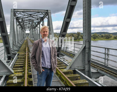 Neuruednitz, Germania. Xiii Sep, 2017. helge suhr, testa del barnim-oderbruch Bau- und ordnungsamt (lit edificio e ordine pubblico agenzia), in piedi sul europabruecke ponte ferroviario sul fiume Oder presso il tedesco-polacco confine vicino neuruednitz, Germania, 13 settembre 2017. è il più lungo ponte sull'Oder e fu costruita intorno al 1920. Il ponte è stato chiuso a causa di ingenti danni in quanto il mid-2010s. ora la Ue ha reso disponibili fondi per rendere il ponte nuovamente utilizzabili. photo: Patrick pleul/dpa-zentralbild/zb/dpa/alamy live news Foto Stock