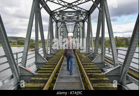 Neuruednitz, Germania. Xiii Sep, 2017. helge suhr, testa del barnim-oderbruch Bau- und ordnungsamt (lit edificio e ordine pubblico agenzia), attraversando il europabruecke ponte ferroviario sul fiume Oder presso il tedesco-polacco confine vicino neuruednitz, Germania, 13 settembre 2017. è il più lungo ponte sull'Oder e fu costruita intorno al 1920. Il ponte è stato chiuso a causa di ingenti danni in quanto il mid-2010s. ora la Ue ha reso disponibili fondi per rendere il ponte nuovamente utilizzabili. photo: Patrick pleul/dpa-zentralbild/zb/dpa/alamy live news Foto Stock