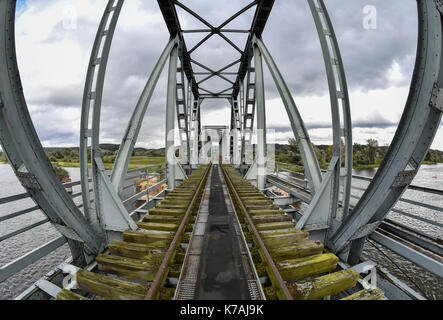 Neuruednitz, Germania. Xiii Sep, 2017. Il europabruecke ponte ferroviario sul fiume Oder presso il tedesco-polacco confine vicino neuruednitz, Germania, 13 settembre 2017. è il più lungo ponte sull'Oder e fu costruita intorno al 1920. Il ponte è stato chiuso a causa di ingenti danni in quanto il mid-2010s. ora la Ue ha reso disponibili fondi per rendere il ponte nuovamente utilizzabili. photo: Patrick pleul/dpa-zentralbild/zb/dpa/alamy live news Foto Stock