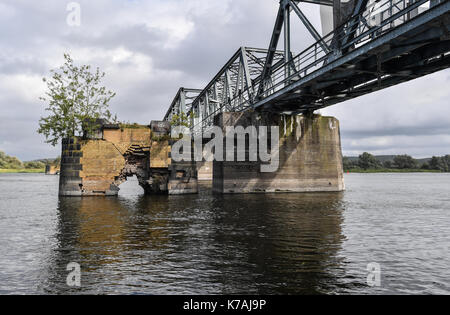 Neuruednitz, Germania. Xiii Sep, 2017. Il europabruecke ponte ferroviario sul fiume Oder presso il tedesco-polacco confine vicino neuruednitz, Germania, 13 settembre 2017. è il più lungo ponte sull'Oder e fu costruita intorno al 1920. Il ponte è stato chiuso a causa di ingenti danni in quanto il mid-2010s. ora la Ue ha reso disponibili fondi per rendere il ponte nuovamente utilizzabili. photo: Patrick pleul/dpa-zentralbild/zb/dpa/alamy live news Foto Stock