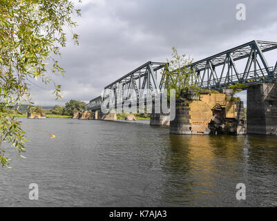 Neuruednitz, Germania. Xiii Sep, 2017. Il europabruecke ponte ferroviario sul fiume Oder presso il tedesco-polacco confine vicino neuruednitz, Germania, 13 settembre 2017. è il più lungo ponte sull'Oder e fu costruita intorno al 1920. Il ponte è stato chiuso a causa di ingenti danni in quanto il mid-2010s. ora la Ue ha reso disponibili fondi per rendere il ponte nuovamente utilizzabili. photo: Patrick pleul/dpa-zentralbild/zb/dpa/alamy live news Foto Stock