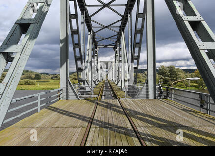 Neuruednitz, Germania. Xiii Sep, 2017. Il europabruecke ponte ferroviario sul fiume Oder presso il tedesco-polacco confine vicino neuruednitz, Germania, 13 settembre 2017. è il più lungo ponte sull'Oder e fu costruita intorno al 1920. Il ponte è stato chiuso a causa di ingenti danni in quanto il mid-2010s. ora la Ue ha reso disponibili fondi per rendere il ponte nuovamente utilizzabili. photo: Patrick pleul/dpa-zentralbild/zb/dpa/alamy live news Foto Stock