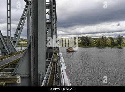 Neuruednitz, Germania. Xiii Sep, 2017. vista dal europabruecke ponte ferroviario sul fiume Oder presso il tedesco-polacco confine vicino neuruednitz, Germania, 13 settembre 2017. è il più lungo ponte sull'Oder e fu costruita intorno al 1920. Il ponte è stato chiuso a causa di ingenti danni in quanto il mid-2010s. ora la Ue ha reso disponibili fondi per rendere il ponte nuovamente utilizzabili. photo: Patrick pleul/dpa-zentralbild/zb/dpa/alamy live news Foto Stock