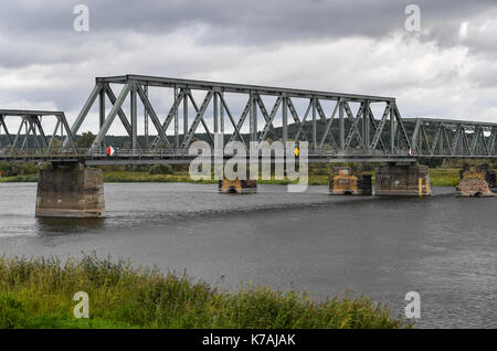 Neuruednitz, Germania. Xiii Sep, 2017. Il europabruecke ponte ferroviario sul fiume Oder presso il tedesco-polacco confine vicino neuruednitz, Germania, 13 settembre 2017. è il più lungo ponte sull'Oder e fu costruita intorno al 1920. Il ponte è stato chiuso a causa di ingenti danni in quanto il mid-2010s. ora la Ue ha reso disponibili fondi per rendere il ponte nuovamente utilizzabili. photo: Patrick pleul/dpa-zentralbild/zb/dpa/alamy live news Foto Stock