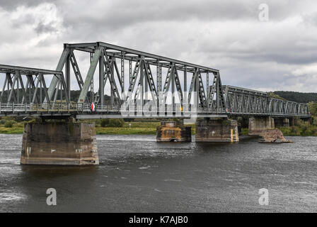 Neuruednitz, Germania. Xiii Sep, 2017. Il europabruecke ponte ferroviario sul fiume Oder presso il tedesco-polacco confine vicino neuruednitz, Germania, 13 settembre 2017. è il più lungo ponte sull'Oder e fu costruita intorno al 1920. Il ponte è stato chiuso a causa di ingenti danni in quanto il mid-2010s. ora la Ue ha reso disponibili fondi per rendere il ponte nuovamente utilizzabili. photo: Patrick pleul/dpa-zentralbild/zb/dpa/alamy live news Foto Stock