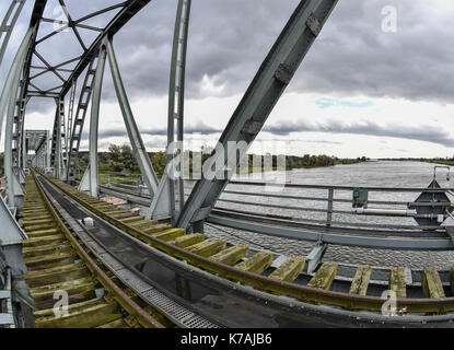 Neuruednitz, Germania. Xiii Sep, 2017. vista dal europabruecke ponte ferroviario sul fiume Oder presso il tedesco-polacco confine vicino neuruednitz, Germania, 13 settembre 2017. è il più lungo ponte sull'Oder e fu costruita intorno al 1920. Il ponte è stato chiuso a causa di ingenti danni in quanto il mid-2010s. ora la Ue ha reso disponibili fondi per rendere il ponte nuovamente utilizzabili. photo: Patrick pleul/dpa-zentralbild/zb/dpa/alamy live news Foto Stock