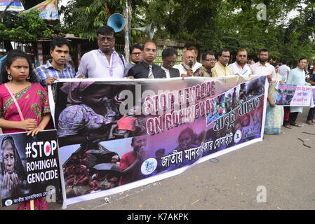 Dacca in Bangladesh. Xv Sep, 2017. Bengalese organizzazione numerose proteste per fermare il genocidio su Rohingyas del Myanmar, a Dhaka, nel Bangladesh, il 15 settembre 2017. Da dieci a venti mila dei Rohingya tutti i giorni per attraversare il confine dopo la violenza è scoppiata in Myanmar è stato di Rakhine quando forze di sicurezza del paese avrebbe avviato un operazione contro i Rohingya della comunità musulmana. Credito: Mamunur Rashid/Alamy Live News Foto Stock