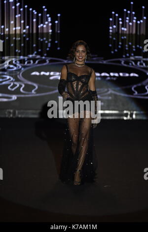 Madrid, Spagna. Xv Sep, 2017. L'attrice hiba abouk indossa in pista di raccolta di una creazione da 'andres sarda ' durante la pasarela cibeles mercedes benz fashion week madrid 2017, a Madrid, venerdì 15 settembre, 2017. Credito: gtres información más comuniación on line,s.l./alamy live news Foto Stock