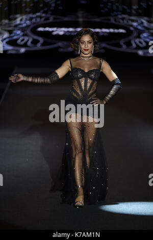 Madrid, Spagna. Xv Sep, 2017. L'attrice hiba abouk indossa in pista di raccolta di una creazione da 'andres sarda ' durante la pasarela cibeles mercedes benz fashion week madrid 2017, a Madrid, venerdì 15 settembre, 2017. Credito: gtres información más comuniación on line,s.l./alamy live news Foto Stock