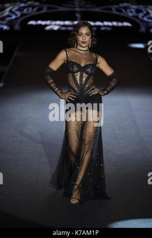 Madrid, Spagna. Xv Sep, 2017. L'attrice hiba abouk indossa in pista di raccolta di una creazione da 'andres sarda ' durante la pasarela cibeles mercedes benz fashion week madrid 2017, a Madrid, venerdì 15 settembre, 2017. Credito: gtres información más comuniación on line,s.l./alamy live news Foto Stock