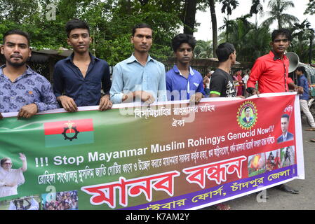 Dacca in Bangladesh. Xv Sep, 2017. Bengalese organizzazione numerose proteste per fermare il genocidio su Rohingyas del Myanmar, a Dhaka, nel Bangladesh, il 15 settembre 2017. Da dieci a venti mila dei Rohingya tutti i giorni per attraversare il confine dopo la violenza è scoppiata in Myanmar è stato di Rakhine quando forze di sicurezza del paese avrebbe avviato un operazione contro i Rohingya della comunità musulmana. Credito: Mamunur Rashid/Alamy Live News Foto Stock