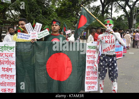 Dacca in Bangladesh. Xv Sep, 2017. Bengalese organizzazione numerose proteste per fermare il genocidio su Rohingyas del Myanmar, a Dhaka, nel Bangladesh, il 15 settembre 2017. Da dieci a venti mila dei Rohingya tutti i giorni per attraversare il confine dopo la violenza è scoppiata in Myanmar è stato di Rakhine quando forze di sicurezza del paese avrebbe avviato un operazione contro i Rohingya della comunità musulmana. Credito: Mamunur Rashid/Alamy Live News Foto Stock