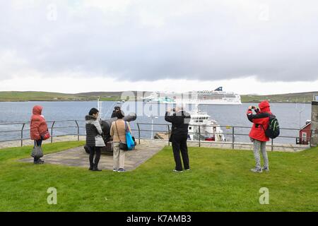 Lerwick, Shetland, Regno Unito. Xv Sep, 2017. Regno Unito - previsioni del tempo - passeggeri dal Jade norvegese nave da crociera prendere le foto delle loro navi ancorate al largo di Lerwick nelle isole Shetland in una giornata di sole e di docce Credito: Kay Roxby/Alamy Live News Foto Stock