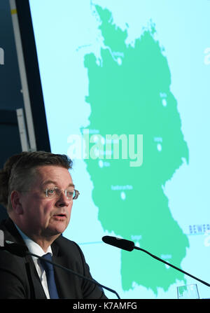 Frankfurt am Main, Germania. Xv Sep, 2017. Reinhard grindel, presidente della Deutscher fussball bund (DFB, tedesco football association) parla nel corso di una conferenza stampa a frankfurt am main, Germania, 15 settembre 2017. La dfb ha annunciato il 10 corrispondono a posizioni per il suo euro 2024 offerta. photo: arne dedert/dpa/alamy live news Foto Stock