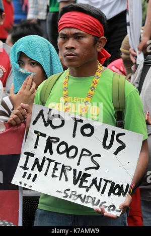 Manila, Filippine. Xv Sep, 2017. Un protestor detiene una targhetta durante una manifestazione di protesta contro la difesa rafforzata cooperazione (EDCA) e visitando le forze accordo (VFA) tra gli Stati Uniti e le Filippine a Manila nelle Filippine, sett. 15, 2017. Credito: rouelle umali/xinhua/alamy live news Foto Stock