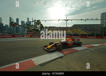 (170915) -- singapore, sept. 15, 2017 (Xinhua) -- red bull driver australiano Daniel Ricciardo rigidi durante la prima sessione di prove libere della formula one grand prix di Singapore a Singapore il sept. 15, 2017. (Xinhua/quindi chih wey) Foto Stock