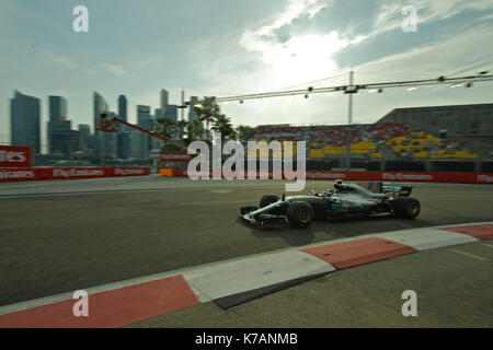 (170915) -- singapore, sept. 15, 2017 (Xinhua) -- mercedes' pilota finlandese Valtteri Bottas rigidi durante la prima sessione di prove libere della formula one grand prix di Singapore a Singapore il sept. 15, 2017. (Xinhua/quindi chih wey) Foto Stock