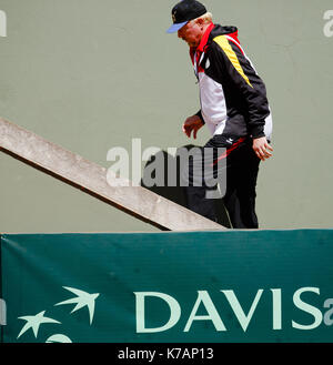 Oeiras, Portogallo. 15 settembre 2017. Il capo tedesco del tennis maschile, Boris Becker, durante la partita di play-off della Coppa Davis tra Portogallo e Germania al Centro desiderio Nacional Jamor di Oeiras/Lisbona. Credit: Frank Molter/Alamy Live News Foto Stock