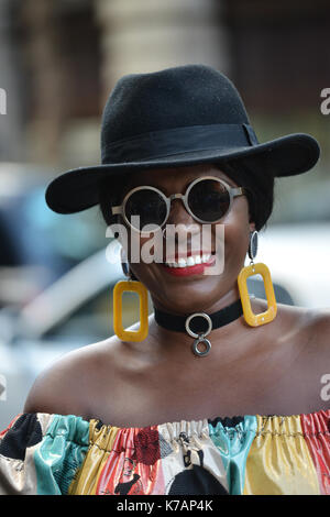 The Strand, Londra, Regno Unito. Xv Sep, 2017. stili di strada al di fuori del giorno di apertura del London fashion week. Credito: Matteo chattle/alamy live news Foto Stock