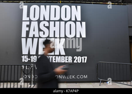 The Strand, Londra, Regno Unito. Xv Sep, 2017. stili di strada al di fuori del giorno di apertura del London fashion week. Credito: Matteo chattle/alamy live news Foto Stock