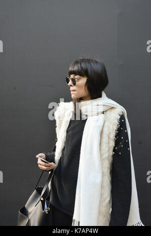 The Strand, Londra, Regno Unito. Xv Sep, 2017. stili di strada al di fuori del giorno di apertura del London fashion week. Credito: Matteo chattle/alamy live news Foto Stock