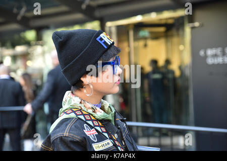 The Strand, Londra, Regno Unito. Xv Sep, 2017. stili di strada al di fuori del giorno di apertura del London fashion week. Credito: Matteo chattle/alamy live news Foto Stock