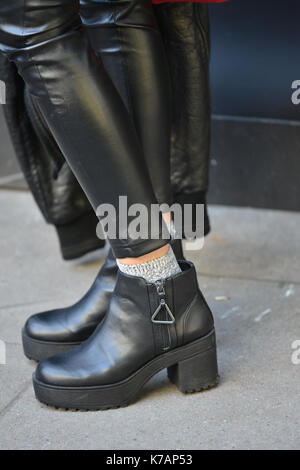 The Strand, Londra, Regno Unito. Xv Sep, 2017. stili di strada al di fuori del giorno di apertura del London fashion week. Credito: Matteo chattle/alamy live news Foto Stock