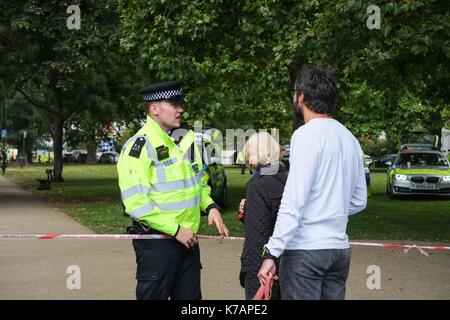 Londra, Regno Unito. Xv Sep, 2017. Un funzionario di polizia parla di un residente locale sulla linea di polizia vicino a Parsons Green tube station dopo la detonazione di un ordigno esplosivo su un oriente legato la District Line della metropolitana fino a Parsons Gtreen stazione della metropolitana che la polizia ha incontrato il trattamento come il terrorismo. Credito: claire doherty/Alamy Live News Foto Stock