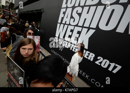 I dimostranti si sono riuniti al di fuori del negozio Studios durante la London Fashion Week di dimostrare i loro sentimenti sull uso della pelliccia. Diritti degli animali protesta Foto Stock