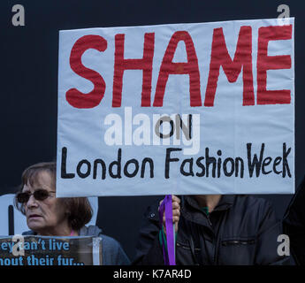 Londra, Regno Unito. Xv Sep, 2017. Anti-fur manifestanti fuori la London Fashion Week in The Strand, Londra Credito: Ian Davidson/Alamy Live News Foto Stock