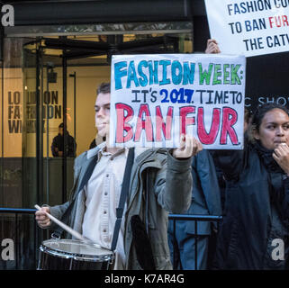 Londra, Regno Unito. Xv Sep, 2017. Anti-fur manifestanti fuori la London Fashion Week in The Strand, Londra Credito: Ian Davidson/Alamy Live News Foto Stock