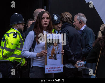 Londra, Regno Unito. Xv Sep, 2017. Anti-fur manifestanti fuori la London Fashion Week in The Strand, Londra Credito: Ian Davidson/Alamy Live News Foto Stock