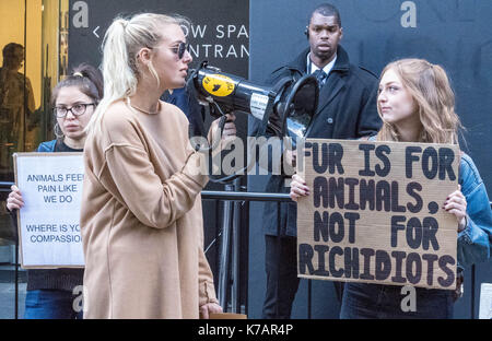 Londra, Regno Unito. Xv Sep, 2017. Anti-fur manifestanti fuori la London Fashion Week in The Strand, Londra Credito: Ian Davidson/Alamy Live News Foto Stock