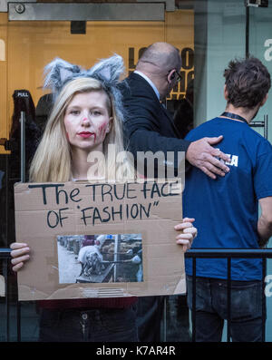 Londra, Regno Unito. Xv Sep, 2017. Anti-fur manifestanti fuori la London Fashion Week in The Strand, Londra Credito: Ian Davidson/Alamy Live News Foto Stock