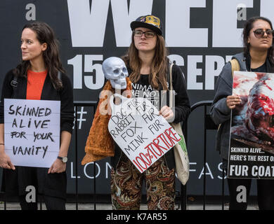 Londra, Regno Unito. Xv Sep, 2017. Anti-fur manifestanti fuori la London Fashion Week in The Strand, Londra Credito: Ian Davidson/Alamy Live News Foto Stock