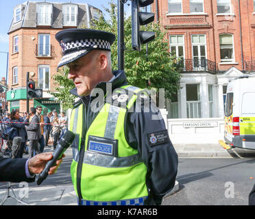 Londra, Regno Unito. Xv Sep, 2017. La polizia ha evacuato e isolato la zona intorno a parsons green stazione della metropolitana nella zona ovest di Londra dopo un dispositivo improvvisata è stata fatta esplodere durante la mattinata Rush Hour causato lesioni multiple per i pendolari credito: amer ghazzal/alamy live news Foto Stock