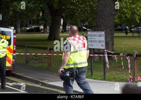 Londra, Regno Unito. Xv Sep, 2017. La polizia ha evacuato e isolato la zona intorno a parsons green stazione della metropolitana nella zona ovest di Londra dopo un dispositivo improvvisata è stata fatta esplodere durante la mattinata Rush Hour causato lesioni multiple per i pendolari credito: amer ghazzal/alamy live news Foto Stock