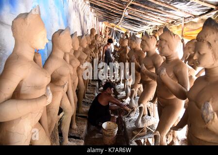 15 settembre 2017 - Allahabad, Uttar Pradesh, India - artista che fa Idol della dea indù Durga da argilla in un laboratorio in vista della celebrazione del festival Durga Puja ad Allahabad. Il festival cemmomorates l'uccisione di Demon King da leone-riding, dieci Dea armata Durga, che segna il trionfo del bene sul male. (Immagine di credito: © Prabhat Kumar Verma via ZUMA Wire) Foto Stock