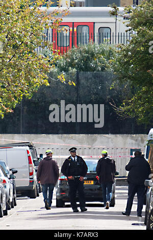 Londra, Regno Unito. Xv Sep, 2017. cordone di polizia fuori area intorno parsons green stazione della metropolitana dopo il sospetto di una esplosione su un treno carrello causando vittime credito: zuma press, inc./alamy live news Foto Stock