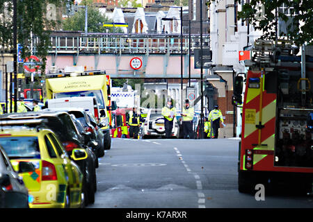 Londra, Regno Unito. Xv Sep, 2017. cordone di polizia fuori area intorno parsons green stazione della metropolitana dopo il sospetto di una esplosione su un treno carrello causando vittime credito: zuma press, inc./alamy live news Foto Stock