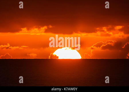 St Ouens, Jersey. 15 Settembre, 2017. Regno Unito Meteo. Isole del Canale tramonto su San Quens Bay . Credito: Gordon Shoosmith/Alamy Live News Foto Stock