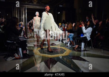 Londra, Regno Unito. Il 15 settembre 2017. Modelli presente guarda da Mark Fast a Moda Scout in Covent Garden, uno dei molti luoghi che ospita la London Fashion Week SS18. Credito: Stephen Chung / Alamy Live News Foto Stock