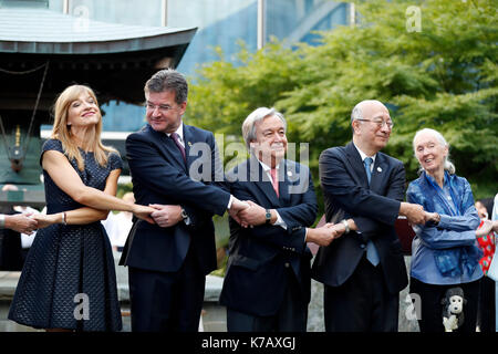 (170915) -- nazioni unite, sept. 15, 2017 (Xinhua) -- nazioni unite il segretario generale Antonio Guterres (c) pone per le foto di gruppo con i partecipanti ad una campana-cerimonia che squilla presso la sede delle Nazioni Unite a New York, sept. 15, 2017. guterres venerdì ha messo in evidenza la situazione dei rifugiati e dei migranti e la necessità per porre fine ai conflitti in occasione per segnare la giornata internazionale della pace, o la giornata mondiale della pace. la campana della pace cerimonia è un rito annuale presso la sede delle Nazioni unite, in cui la campana della pace è registrata dal segretario generale dell'ONU per le celebrazioni della Giornata mondiale della pace, che cade su sept. 21. (Xinhua/ Foto Stock