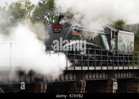 L'unione del sud africa locomotiva a vapore set off da wansford, cambridgeshire. L'Unione 60009 del sud africa è un gresley a4, è stato costruito nel giugno 1937, e sta compiendo un weekend di apparizione alla Nene Valley Railway in wansford, cambridgeshire. Unione sudafricana locomotiva a vapore, Wansford, CAMBRIDGESHIRE, il 15 settembre 2017. Foto Stock