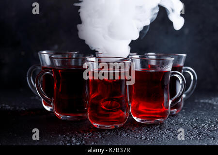 Vapore fumo ghiaccio secco in ciotola in cucina Foto stock - Alamy