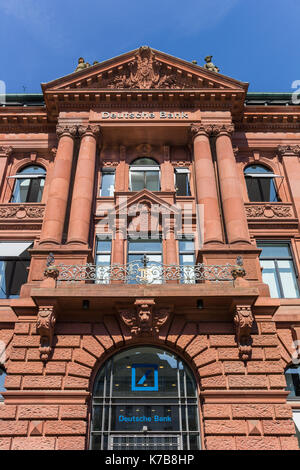 Facciata rossa dell'edificio Deutsche Bank di Brema, Germania Foto Stock